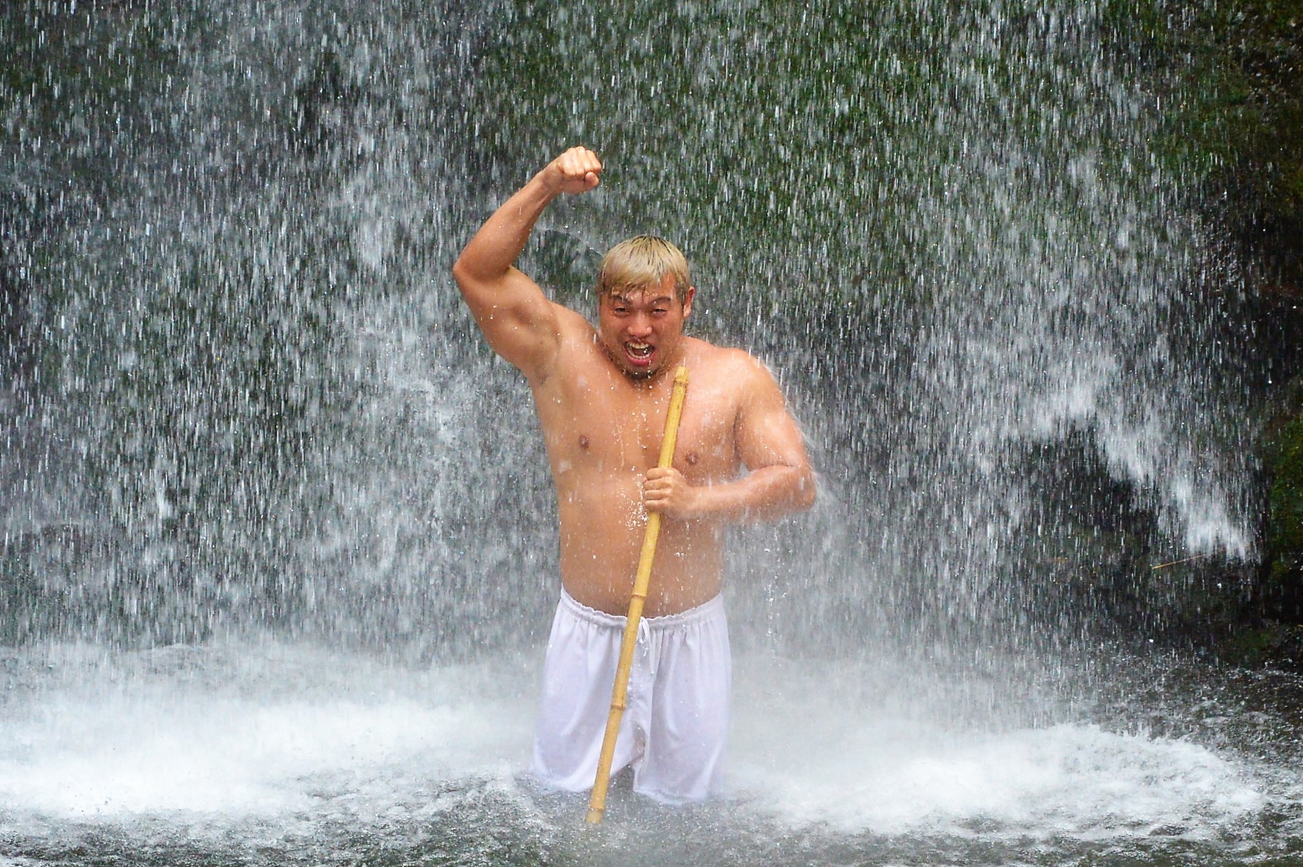 田村ハヤトが、滝行を敢行