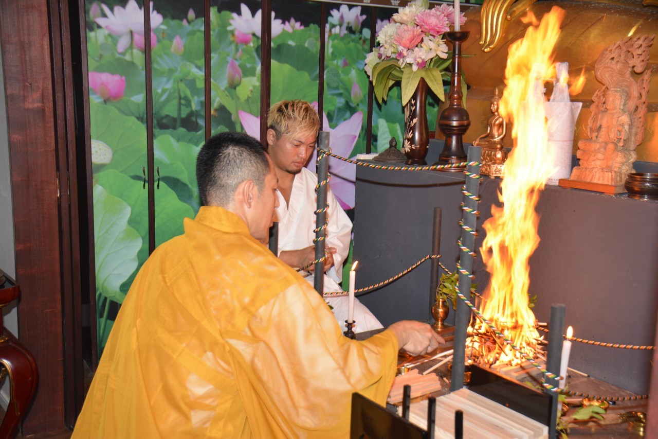 横浜市の禅馬山真照寺（水谷栄寛住職）で護摩行に臨んだ